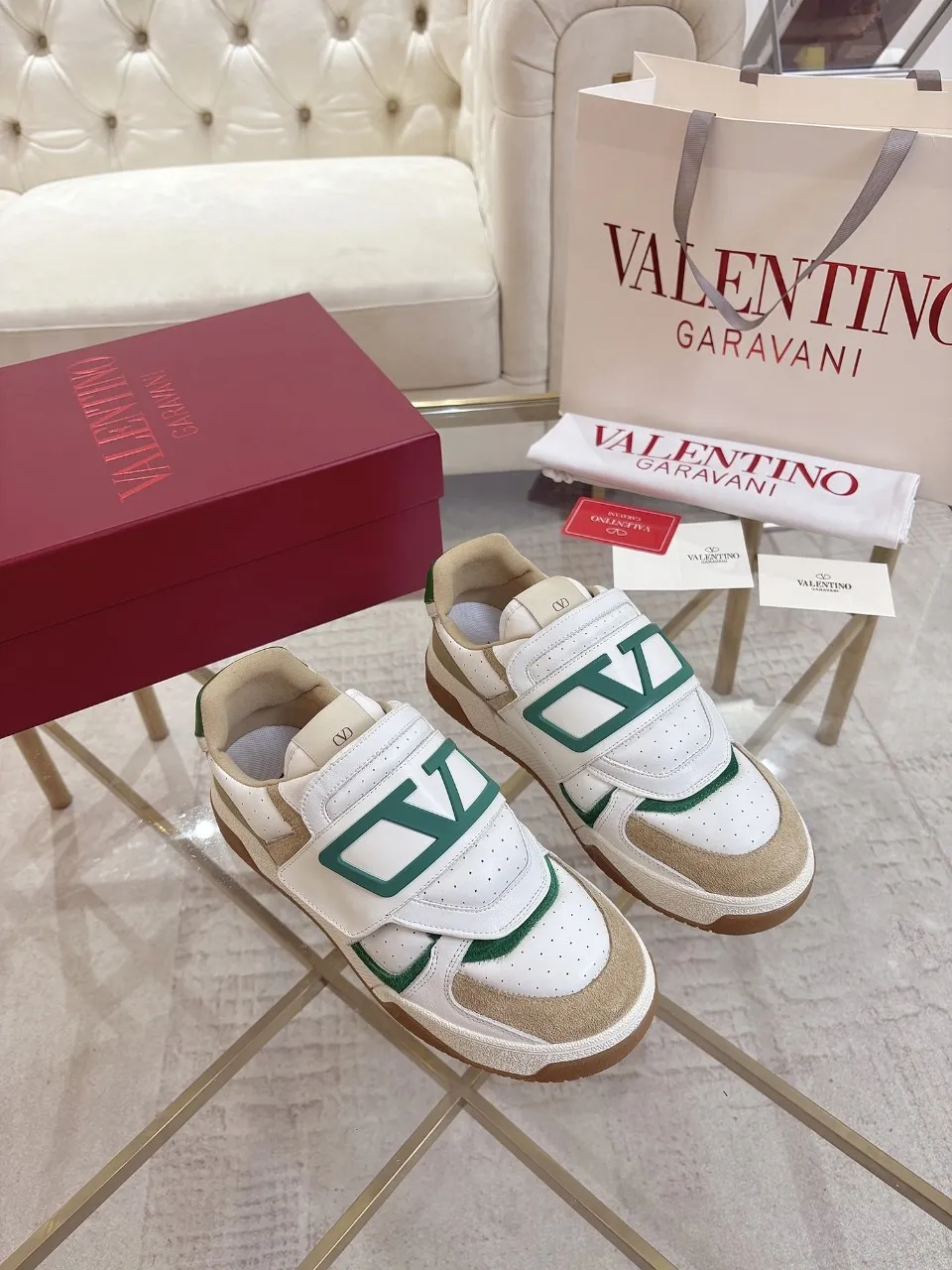 👟👟Ex-factory price 640👟👟 🔺Valentino🔺 Valentino casual shoes! Top version!  Purchase the original version and develop it 1:1! Lasting technology, classic splicing, fashionable and versatile, 🎁Full set of packaging at the same time at the counter. Fabric: customized cowhide + super soft sheepskin + mercerized cow suede. Lining: original double-sided velvet + breathable mesh. Outsole: original TPU material outsole, non-slip and wear-resistant. Code number: men 39~46